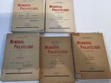 Six livres de la « Philatéque commémorative » sont alignés sur une table