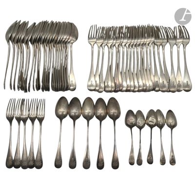beaucoup de cuillères et de fourchettes en argent sur la table