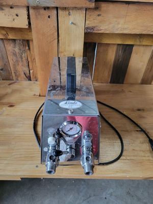 une petite machine posée sur une table en bois