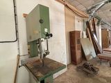 une machine placée au milieu d'une pièce