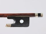 gros plan d'un archet de violon sur fond blanc