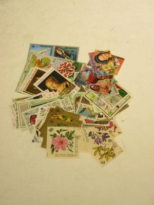une pile de timbres accrochée au mur d'une salle de bains