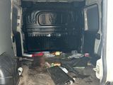 une camionnette qui a été vandalisée et qui est en cours de réparation