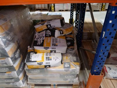 de nombreux paquets de nourriture sur une étagère dans un magasin
