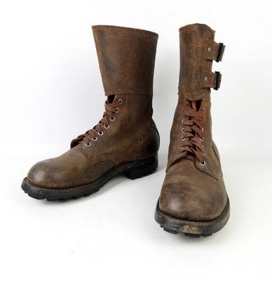 une paire de bottes en cuir marron avec des lacets sur le côté