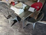 une table avec des chaises et un bol de nourriture posé dessus