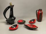beaucoup de vases et de cuillères rouges et noirs