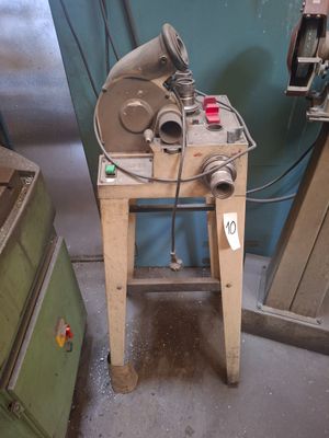 une machine posée sur une table dans une pièce