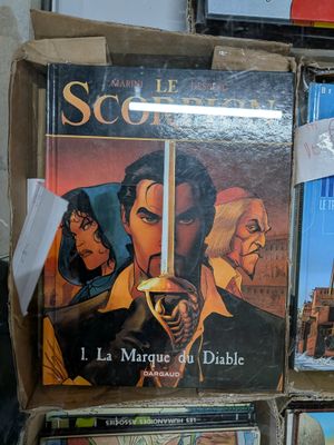 plusieurs livres sont empilés sur une étagère