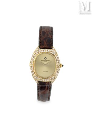 une montre-bracelet pour femme avec un cadran doré et un bracelet en cuir marron