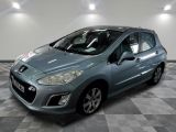 la petite voiture bleue est garée dans le garage sur un sol en damier