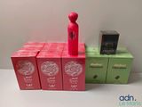 plusieurs boîtes de parfum posées les unes à côté des autres sur une table