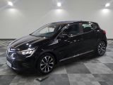 une voiture noire garée dans un garage au sol en damier