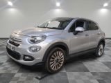 Le SUV Fiat argenté est garé sur un sol en dalles à damier.