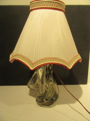 une lampe posée sur une table et munie d'un abat-jour
