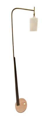 un lampadaire avec un pied en bois et un abat-jour blanc