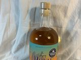 une bouteille d'alcool posée sur une table