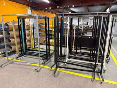 de nombreux types de rayonnages différents dans un entrepôt