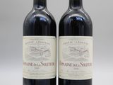 deux bouteilles de vin rouge posées l'une à côté de l'autre sur une table