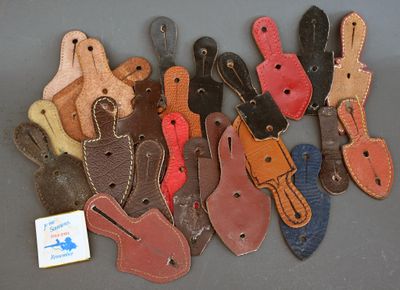 Lot de cuirs d'insignes