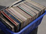 un panier bleu rempli de livres posé sur une table