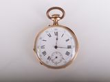 une montre de poche en or avec des chiffres romains sur le cadran