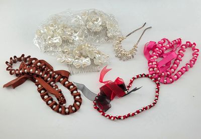 PERLES. Réunion de sept accessoires pour cheveux divers comp…
