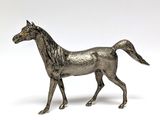 une statue en argent représentant un cheval sur fond blanc