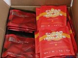 une boîte contenant des sachets d'isolat de lactosérum transparent