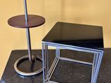 deux tables posées sur une table