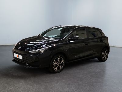 Une voiture noire est garée dans une pièce aux murs blancs.