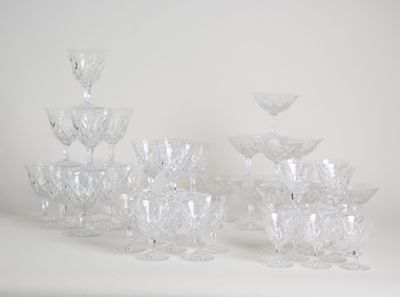 beaucoup de verres empilés les uns sur les autres