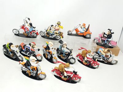 de nombreuses figurines représentant des personnes à moto sur un fond blanc