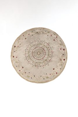 une assiette blanche ornée d'un motif circulaire