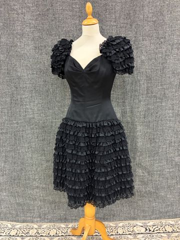 FRED FRANCE – Robe bustier noir et dentelle, manches bouffantes. ...