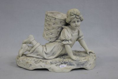 une figurine représentant une femme portant un panier sur le dos