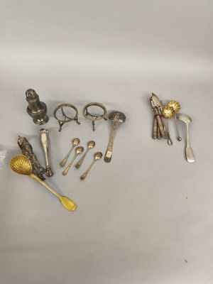 un grand nombre d'objets posés sur une table