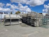 une grande quantité de bois empilé sur un parking