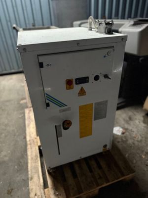un réfrigérateur blanc posé sur une palette dans un entrepôt