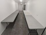 une longue table au milieu d'une longue pièce