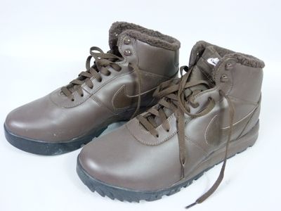 des bottines Nike marron avec des lacets doublés de fourrure