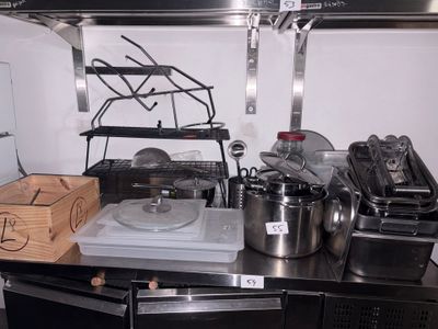 Un petit lot de bacs inox, bacs plastiques et couverts.