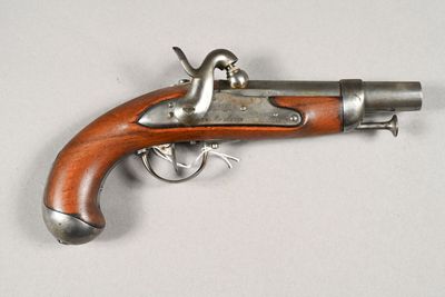 un vieux fusil exposé sur une table