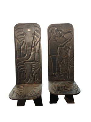Deux chaises à palabre en bois sculpté à décor d'éléphants p…