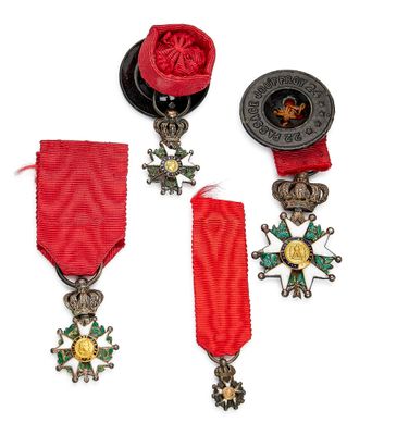 deux médailles et un ruban rouge sur un fond blanc