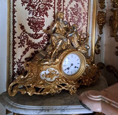 DEUX PENDULES en régule à décor de personnages sur une base …