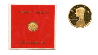un gros plan d'une pièce de monnaie et d'une enveloppe rouge posées sur une surface blanche