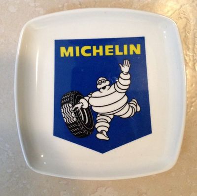 une assiette portant le logo « Michel Michel »