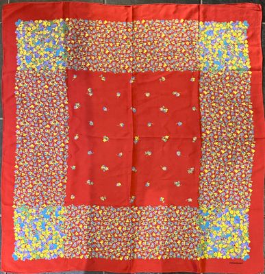 YVES SAINT LAURENT. Carré en twill de soie imprimée à décor …