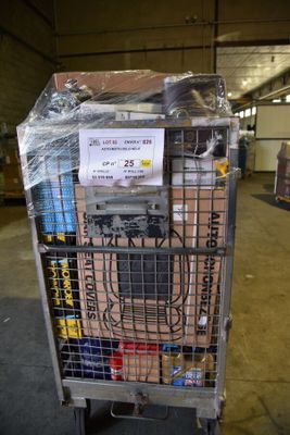 un chariot rempli de cartons dans un entrepôt, sur lequel est accrochée une pancarte